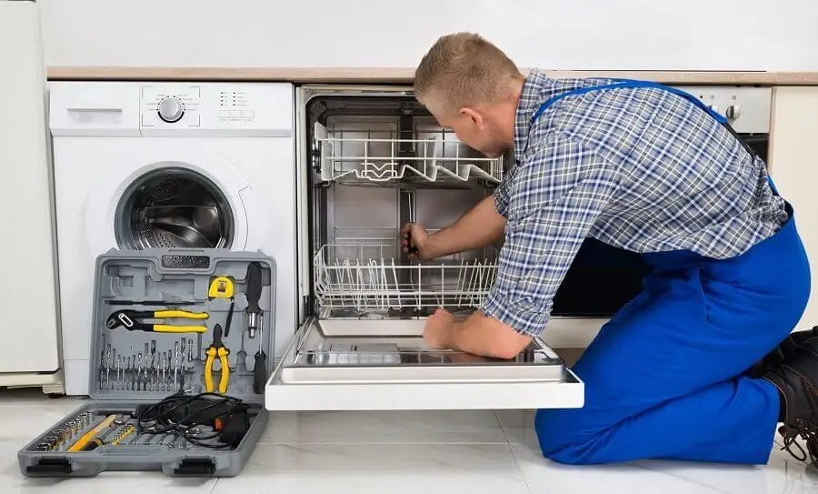 Derince Smeg servisi teknisyen ekibi beyaz eşya tamiri yaparken